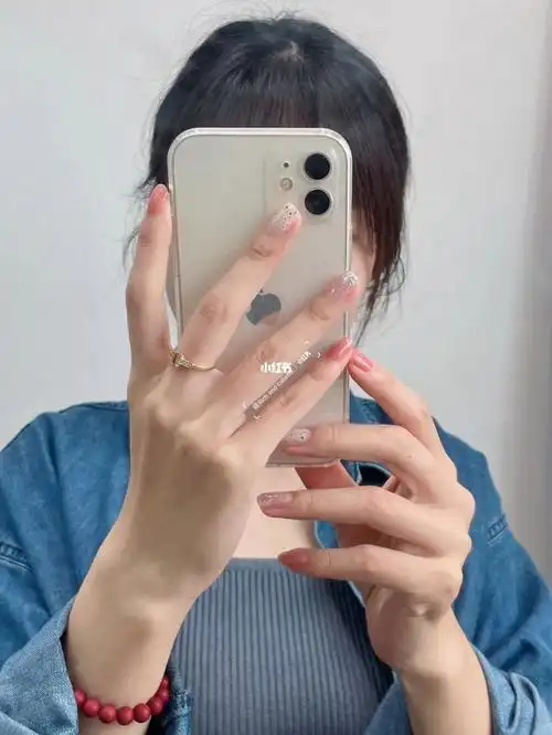 指甲油跳色搭配清新淡雅