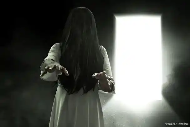 可是这个时间出来的人很少,我一边看着时间,一边寻找着女生的影子.