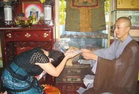 香港新闻的女明星_香港知名女星看破红尘出家多年.