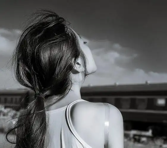 伤心女侧脸_落寞伤感背影女生侧脸_动漫女生伤感侧脸