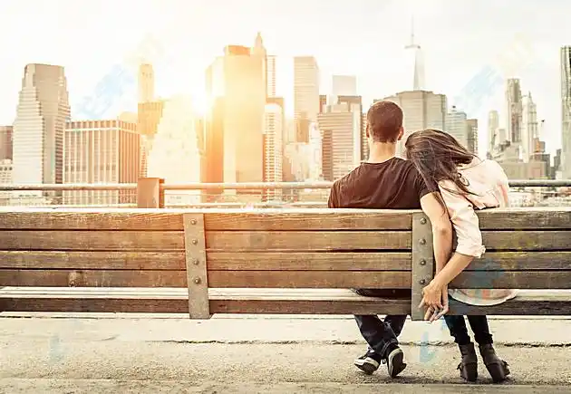 城市高楼与男女背影高清图片下载