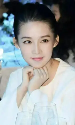 李沁的下巴都快飞起来了她天生长这样