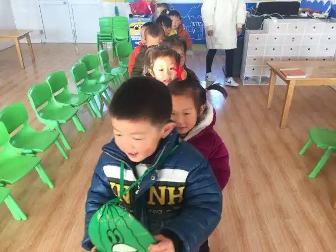 来了吗?跟着西瓜爷爷开火车咯,咔擦咔擦去旅行啦