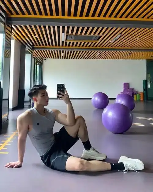 网红帅哥爱健身,俊俏脸庞,发达肌肉,让男同胞羡慕不已