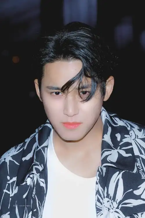 金珉奎亮相lv首尔大秀