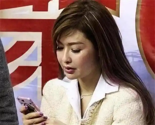 吴迪:易建联的老板娘,负责处理广东宏远事务,对待球员尽职尽责