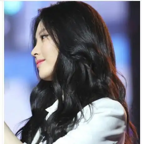 有时候选择自然黑色卷发,简单地把头发给披起来就是特别的完美的,三七