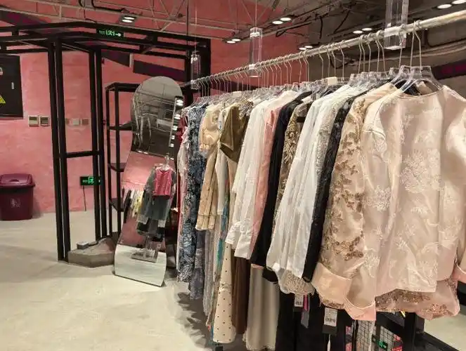 好喝好逛又出片 线下服装店开始流行"场景化"|服装店|女装|design