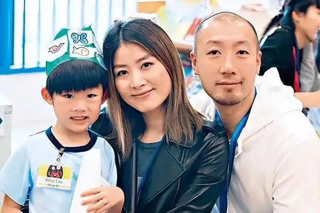 富婆陈慧琳携老公聚会穿短裙高歌齐声喝彩老公在身后醋意十足