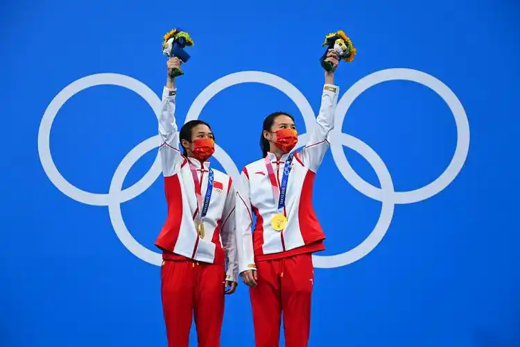 正文  根据防疫要求,东京奥运会颁奖仪式上运动员将自行拿取托盘上的