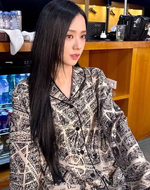 kimjisoo超话07#金智秀新专me#230719 智秀个人ins更新图片/视频八