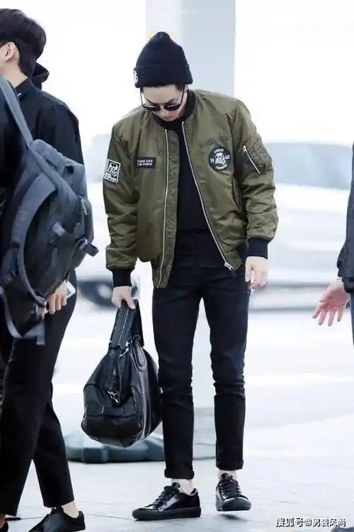 秋冬季男士飞行员夹克外套搭配牛仔裤技巧