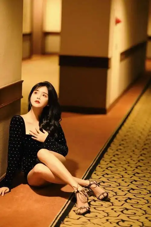 女神兔子牙一身黑色波点穿搭精致妆容尽显明媚气息