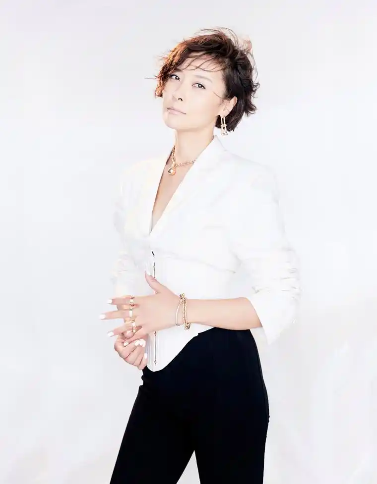 现实中用来形容扮演陆亦可的演员柯蓝,也很贴切,对不对?