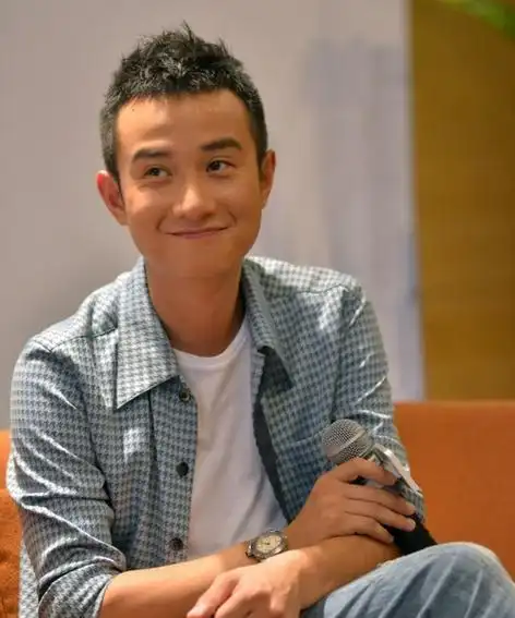 1/6 文章日常生活照,一副忠厚老实的模样