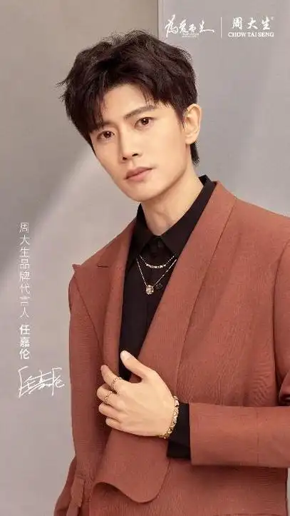 2022年4月10日,周大生珠宝大手笔官宣任嘉伦作为品牌代言人,微博&