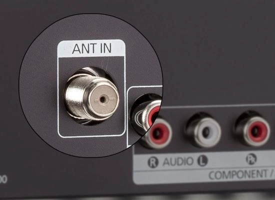 rf输入俗称天线,它是射频信号的输入接口,如果用的是有线数字机顶盒