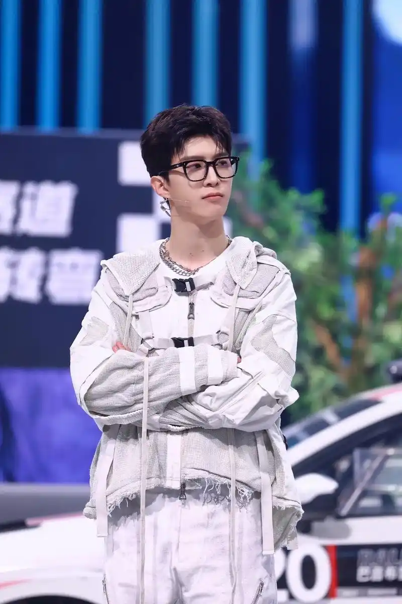 王牌对王牌的照片来啦0606～#范丞丞 #飞驰人生2#向全世 - 抖音