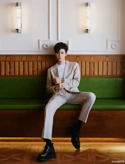 任嘉伦超话4  他从一名少年运动员到小小的机场地勤再到闪闪发光的