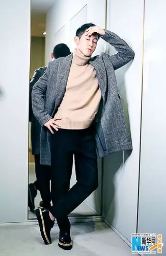 陈正飞曝秋日大片 眼神深邃显暖男气质 (5)