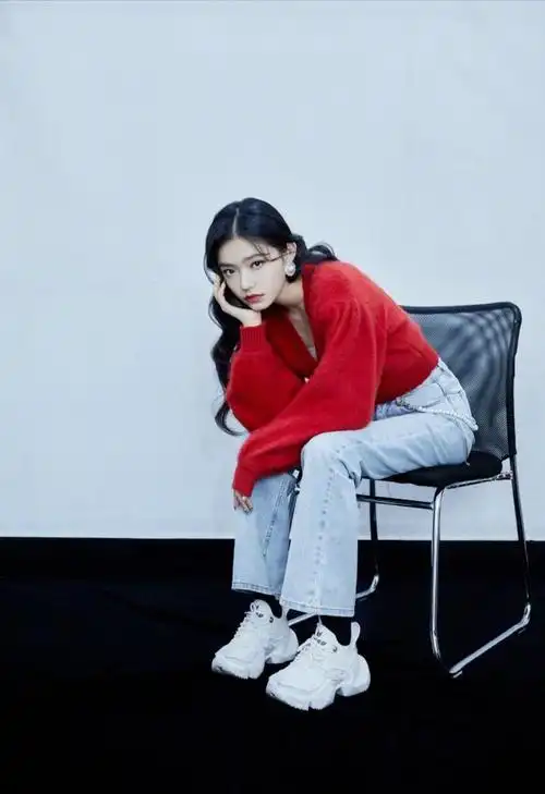 林允2021开年红色开衫配牛仔裤,少女活力感满满 明星搭配 第3张