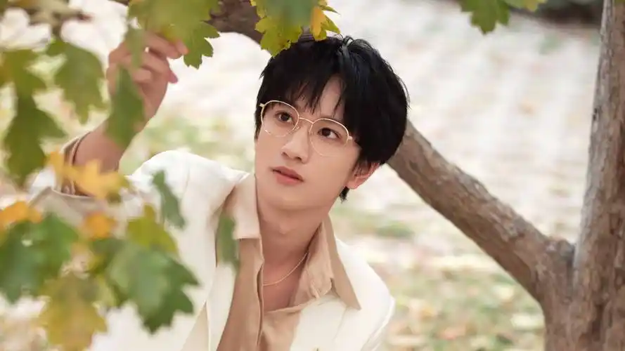 敖子逸被导演"嫌弃"太帅气,敖子逸:没想到竟是被美貌拖后腿_短片_女孩