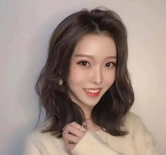 秋冬就该烫一款 "锁骨网红发"_发型