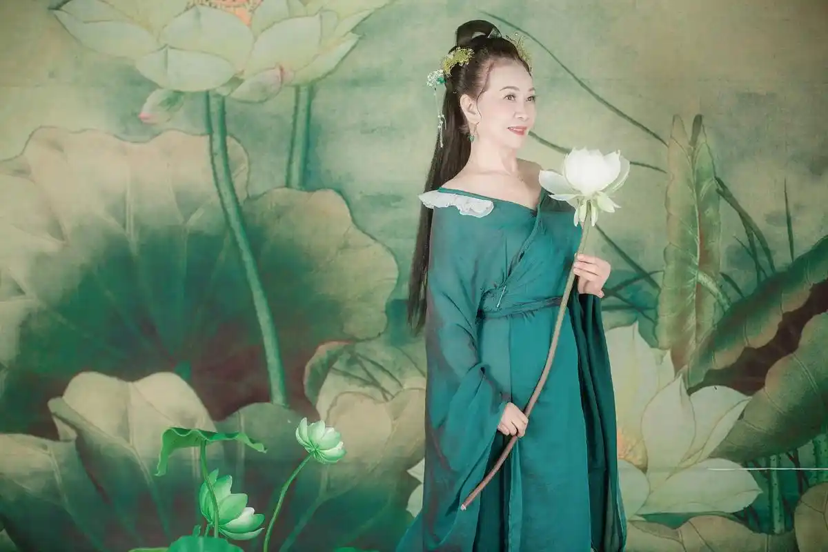 女侠妙变荷花仙子,予独爱莲之出淤泥而不染,濯清涟而不妖! 来 - 抖音