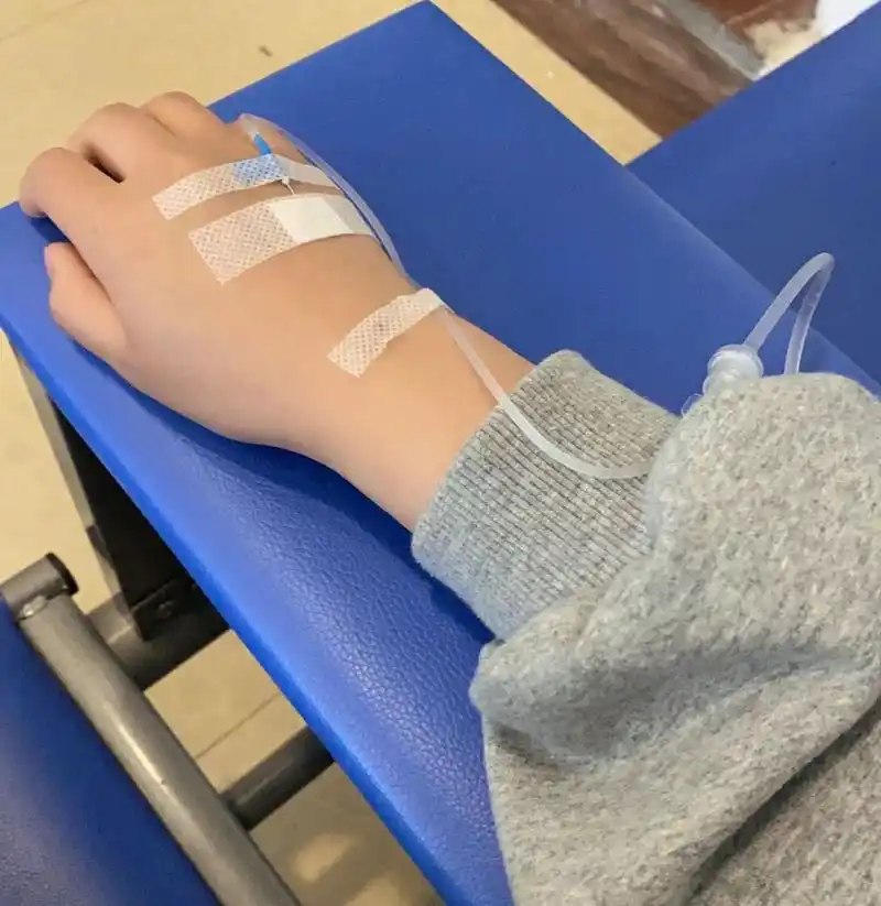 打吊针的时候,别人都有人陪着,而你从来都是一个人