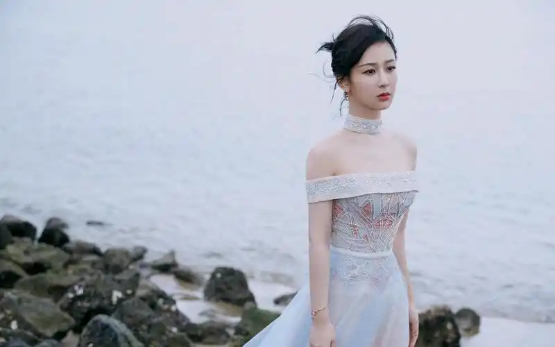 杨紫海边性感迷人户外小清新写真