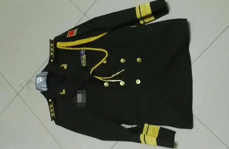 07陆校尉军官有几种礼服?为什么同一个人拿到的两套礼服袖章不同?