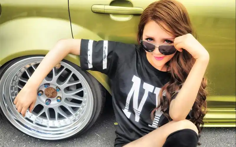 俏皮可爱长腿车模性感运动风写真桌面壁纸(一)