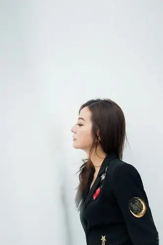 赵薇童趣西装成熟可爱 称有爱的生活才完美(图)