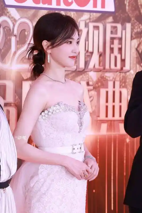 上海这一夜看到获奖的唐嫣才知她和杨幂当初的选择差别有多大