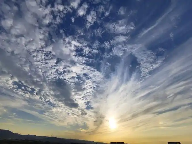 蓝天白云,夕阳西下