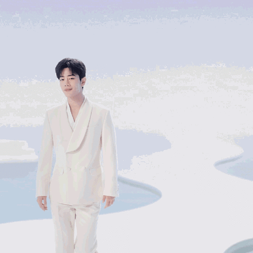 虽然手速慢,没有抢到唇下痣抱枕,但是其它周边也多多肖战同款小飞