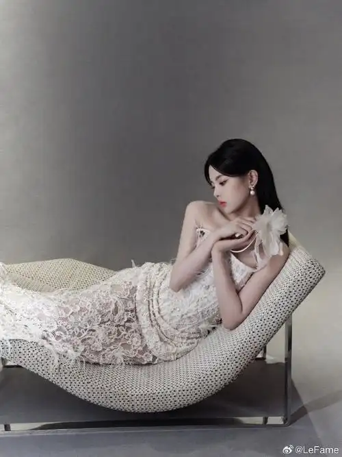 杨超越身着le fame 24秋冬高级定制钉珠蕾丝礼服裙  出发前往