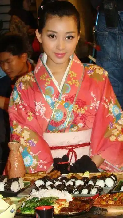 组图姜鸿黑玫瑰和服造型双面特工惊艳秀