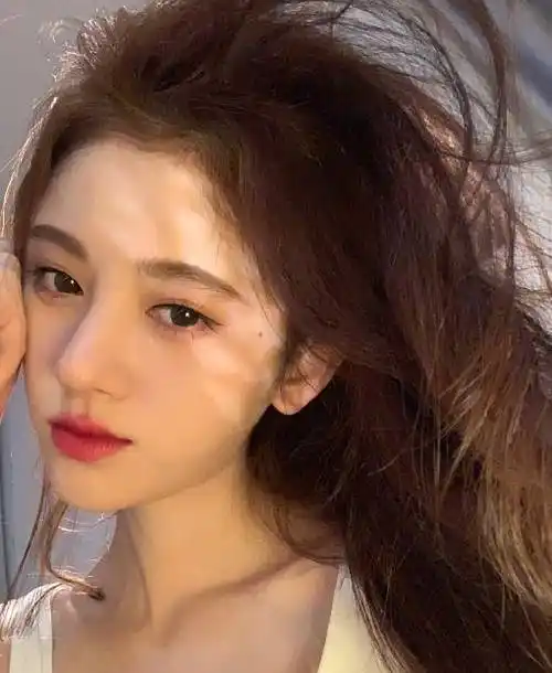 《向上吧少年》,这个节目是蔡徐坤易烊千玺小时候都参加过的,鞠婧祎