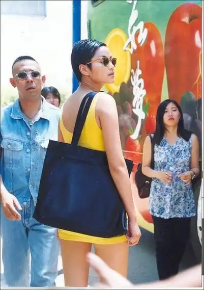 《有话好好说》里的短发瞿颖和一身牛仔服的姜文走在时尚的风口浪尖