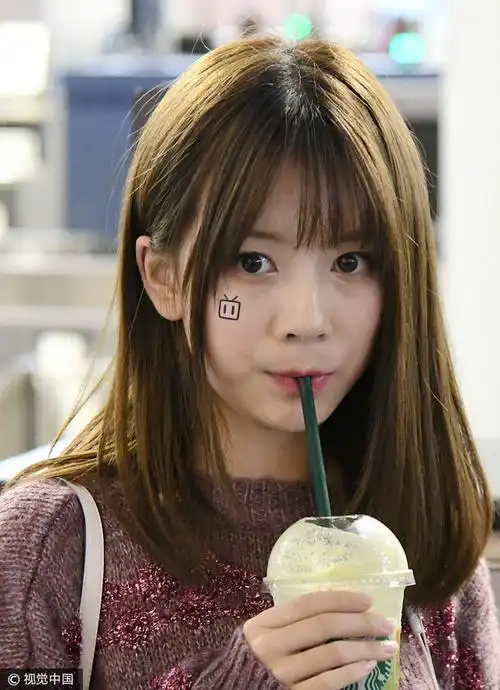 甜系少女驾到!bej48李梓上演真人版表情包 比v搞怪卖萌可爱到爆炸