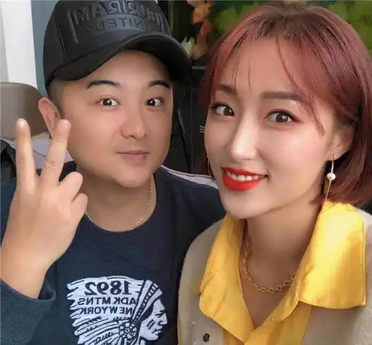 古装男神张迪与妻子出镜带货,发福撞脸张嘉益,网友:一胖毁所有_刘玉婷