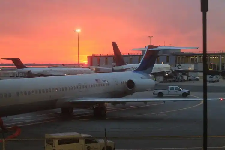 美国纽约肯尼迪国际机场的日落