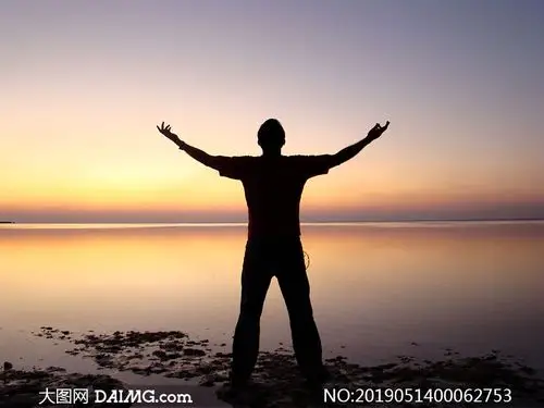 高清图片 自然风景 > 素材信息        清晨山顶上的人物背影摄影图片