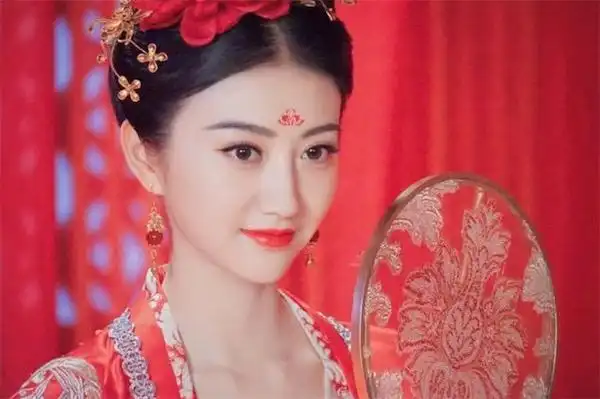 美妆百科 花黄与花钿的区别是什么它们的区别在于颜