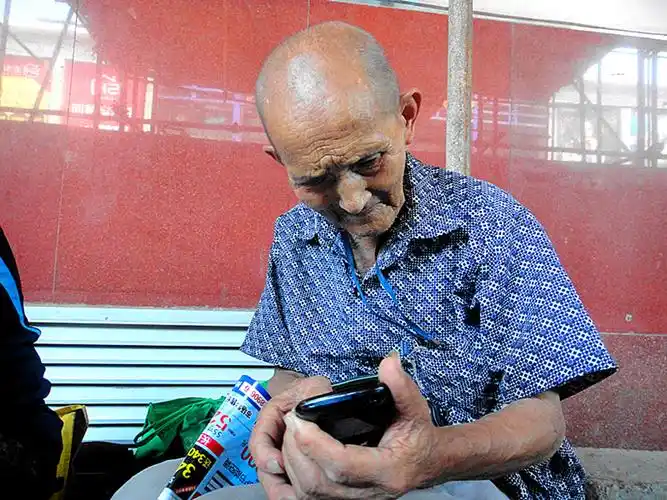 九旬老人玩智能手机