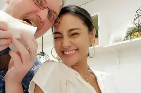 歌手叶玮庭升级当妈,生下蓝眼睛混血女宝宝,嫁大18岁洋人老公