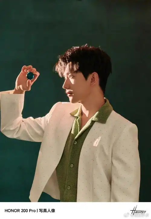 杨洋浅绿v领内搭##杨洋波点西装大片