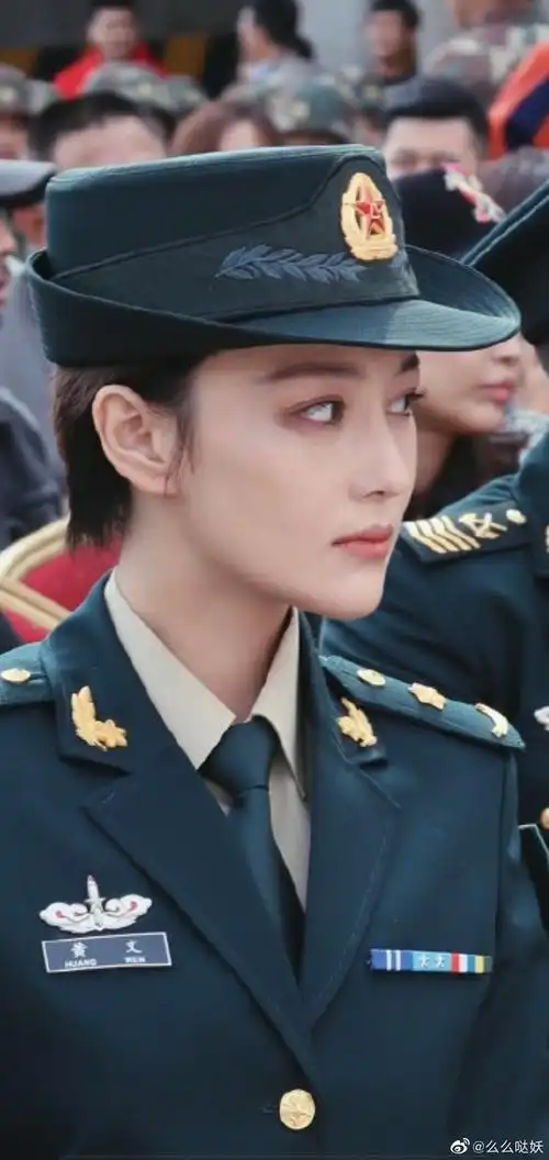 11月3日,张馨予身穿军装现身《号手就位》新剧发布会,被采访的时候