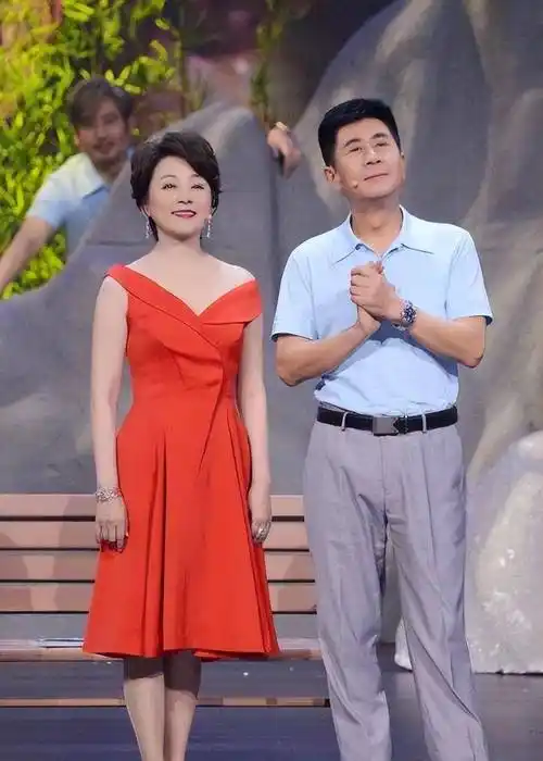 62岁郭凯敏:没出名时发妻离他而去,二婚娶尤勇前妻,儿子帅到爆